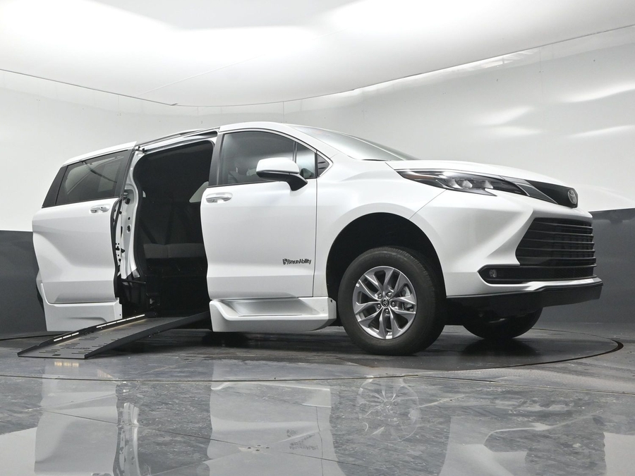 White Toyota Sienna image number 18