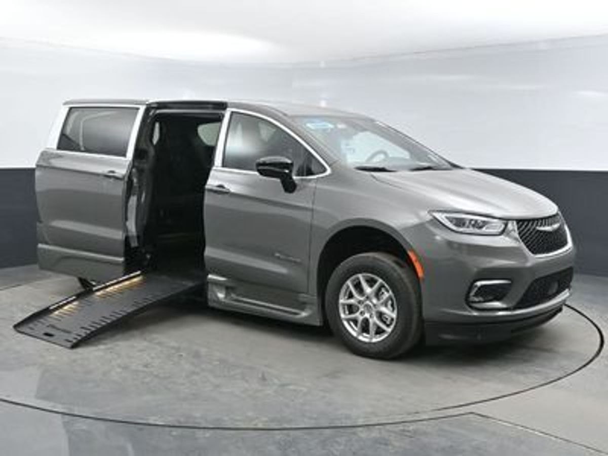 Grey Chrysler Pacifica image number 3