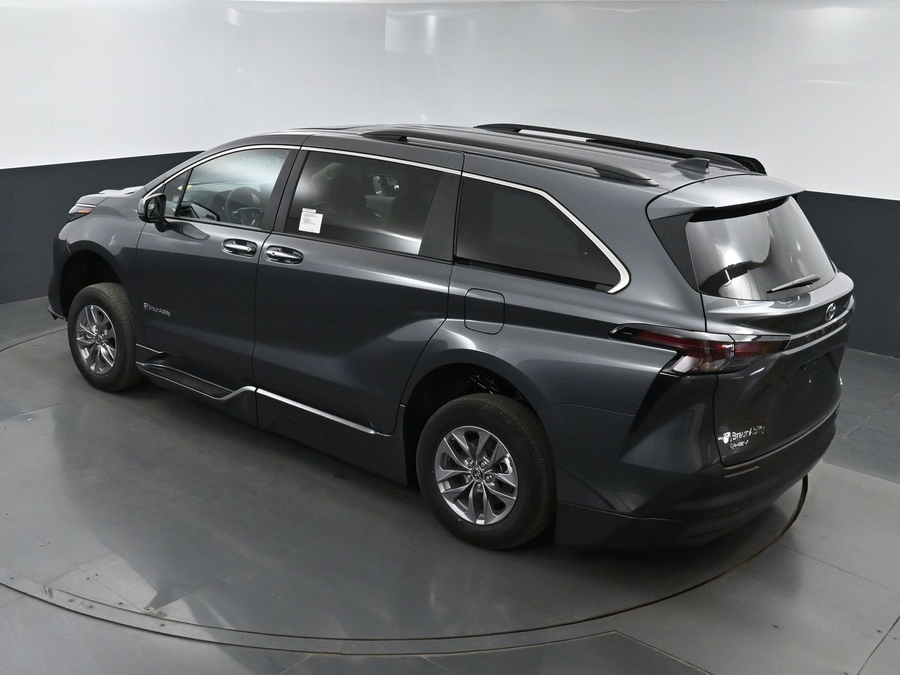 New 2025 Toyota Sienna Hybrid XLE Plus - BraunAbility Side Entry Entry In Floor Automatic Ramp