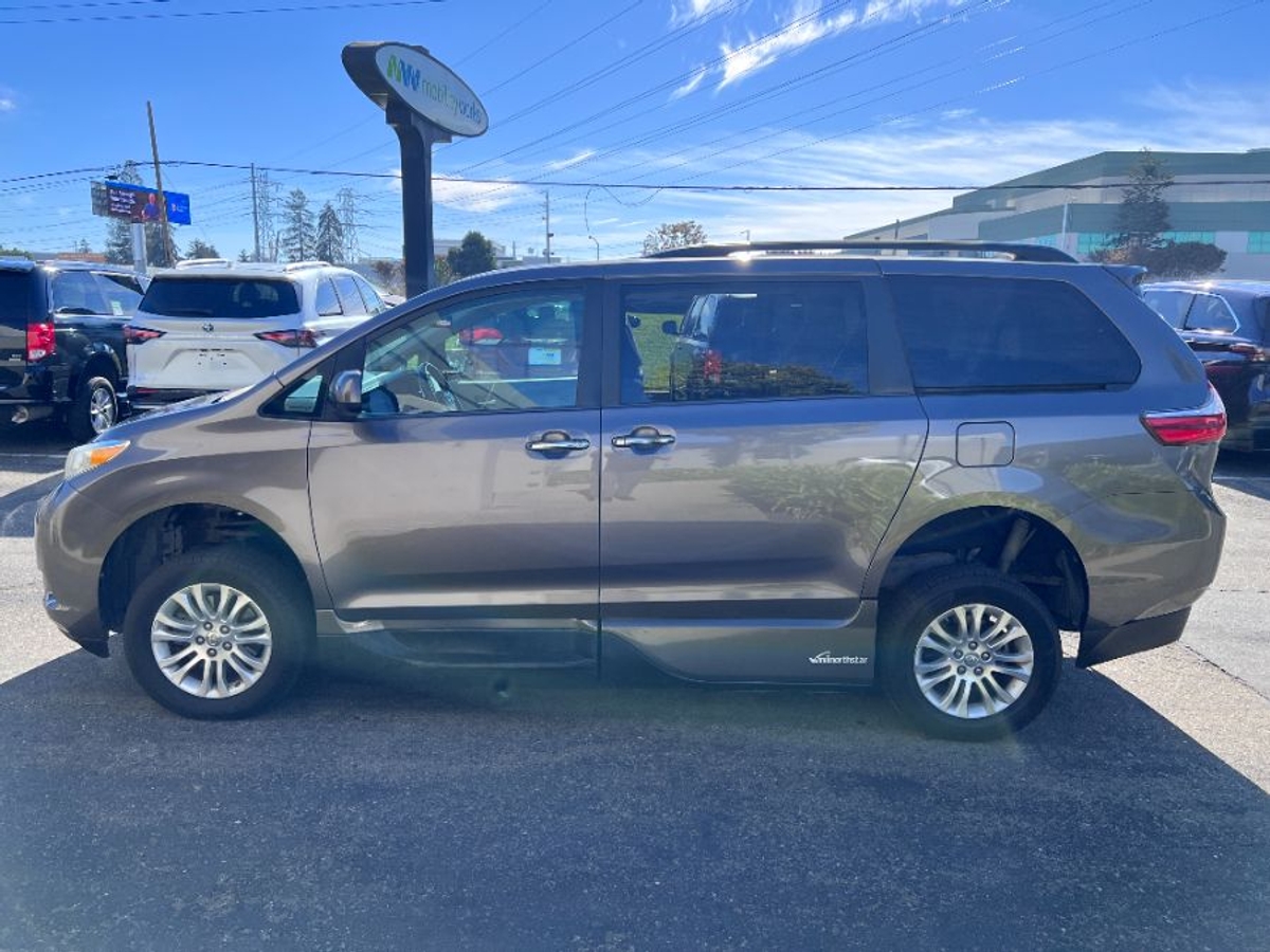 2015 TOYOTA SIENNA - Image 4