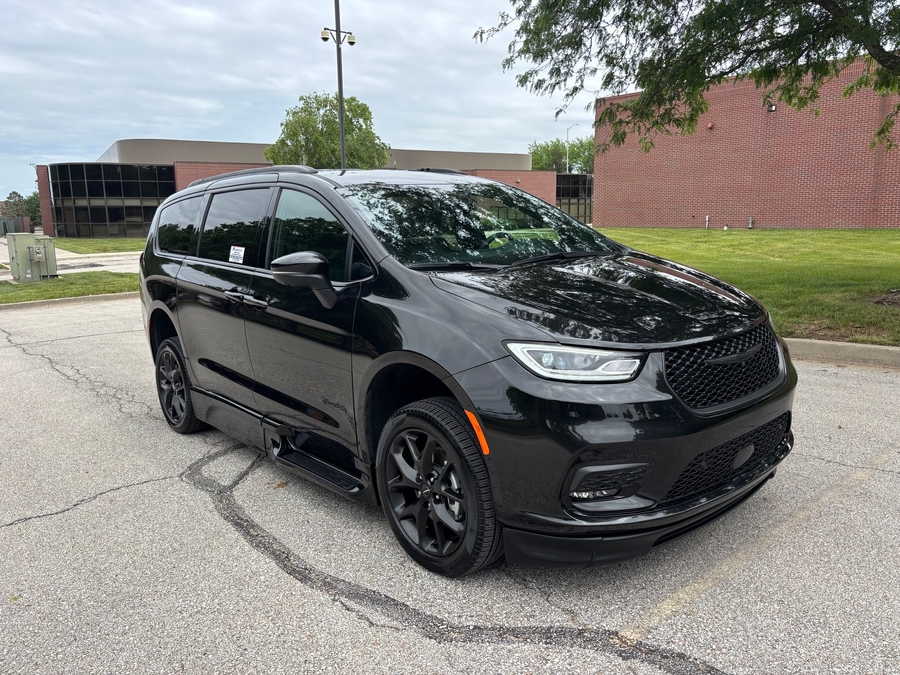 Used 2023 Chrysler Pacifica Touring L - BraunAbility Side Entry Entry Fold Out Automatic Ramp