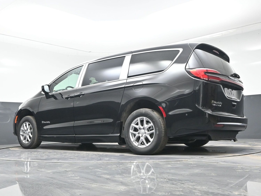 Black Chrysler Pacifica image number 20
