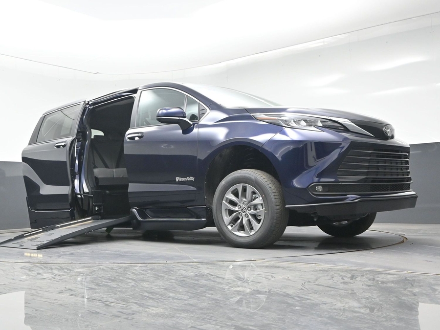 New 2026 Toyota Sienna Hybrid XLE Base - BraunAbility Side Entry Entry Fold Out Automatic Ramp