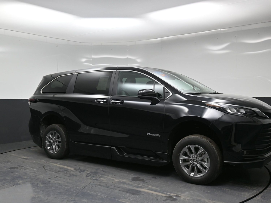 New 2025 Toyota Sienna Hybrid XLE Base - BraunAbility Side Entry Entry Fold Out Automatic Ramp