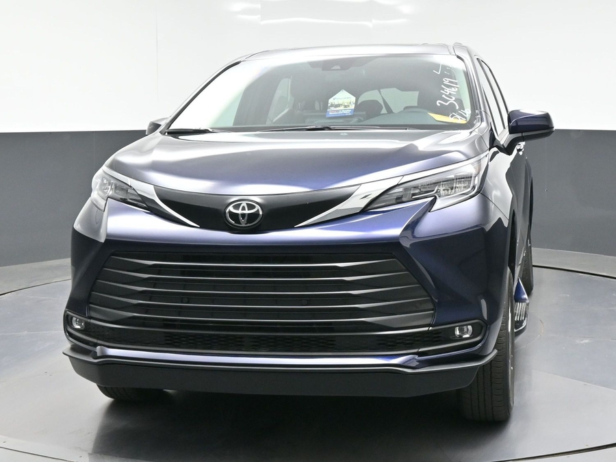 New 2026 Toyota Sienna Hybrid XLE Base - BraunAbility Side Entry Entry Fold Out Automatic Ramp