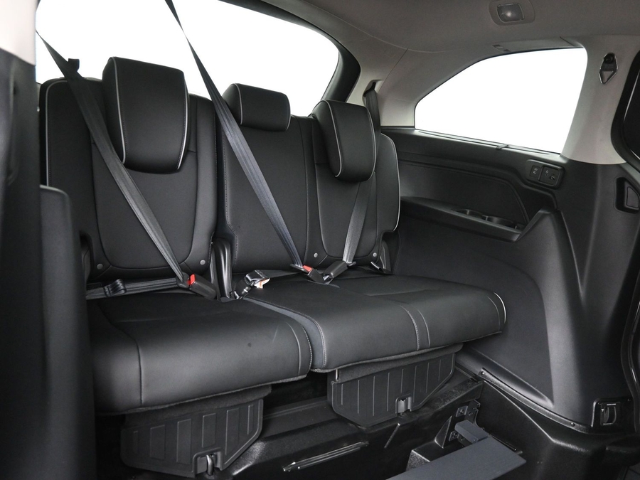 White Honda Odyssey image number 9