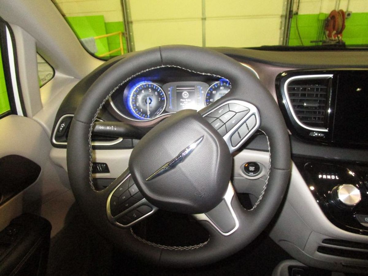 White Chrysler Voyager image number 11