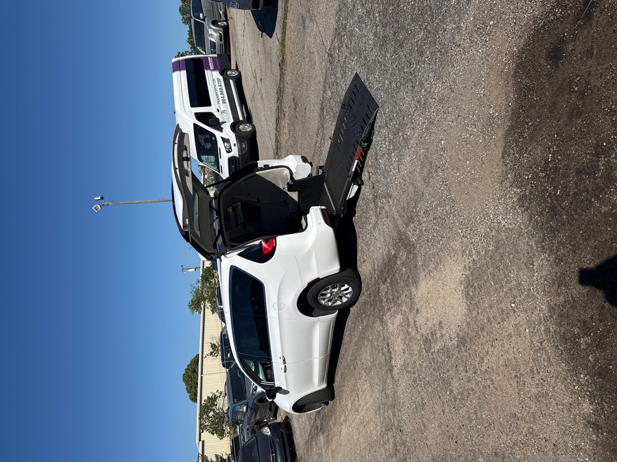 White Chrysler Pacifica image number 11