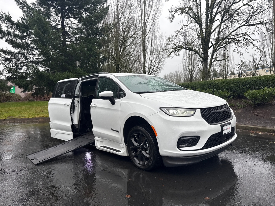 Used 2023 Chrysler Pacifica Touring L Sport - BraunAbility Side Entry Entry In Floor Automatic Ramp