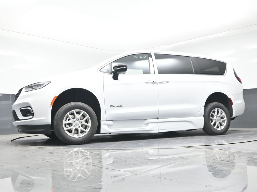 New 2026 Chrysler Pacifica Select Safety - BraunAbility Side Entry Entry Fold Out Automatic Ramp