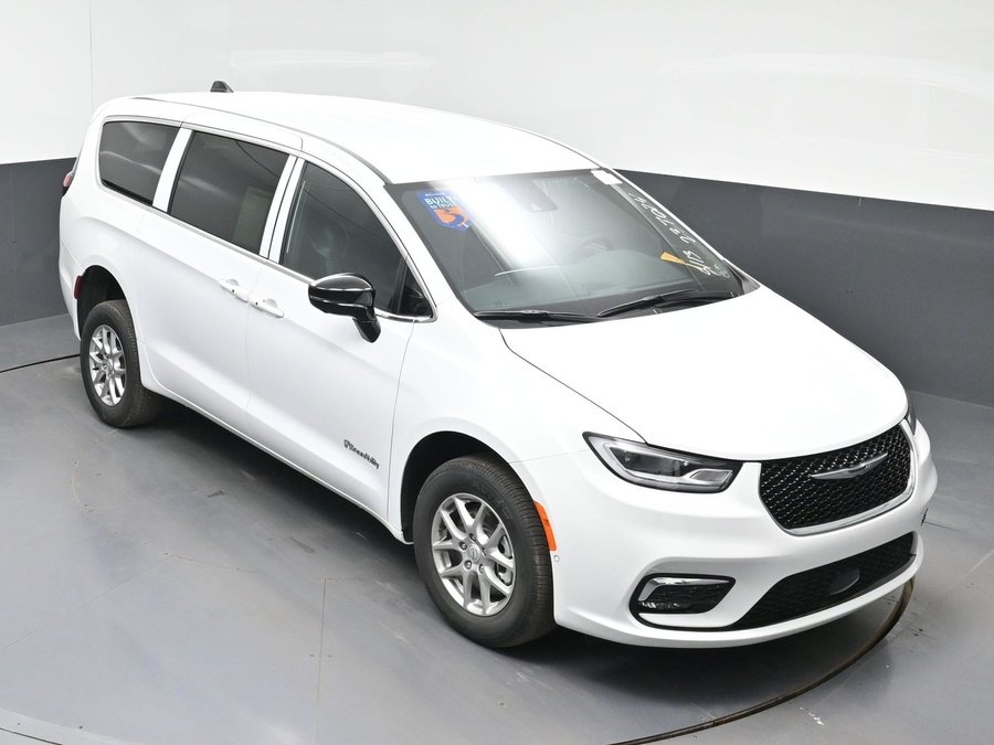 White Chrysler Pacifica image number 21