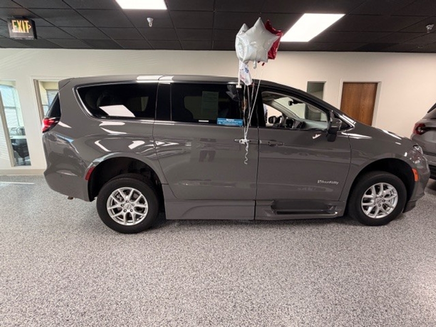 Used 2023 Chrysler Pacifica Touring L Safety - BraunAbility Side Entry Entry In Floor Automatic Ramp
