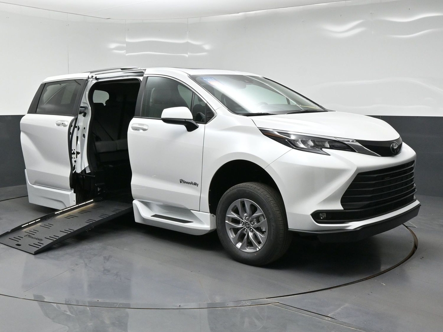 New 2026 Toyota Sienna Hybrid XLE Base - BraunAbility Side Entry Fold Out Automatic Ramp
