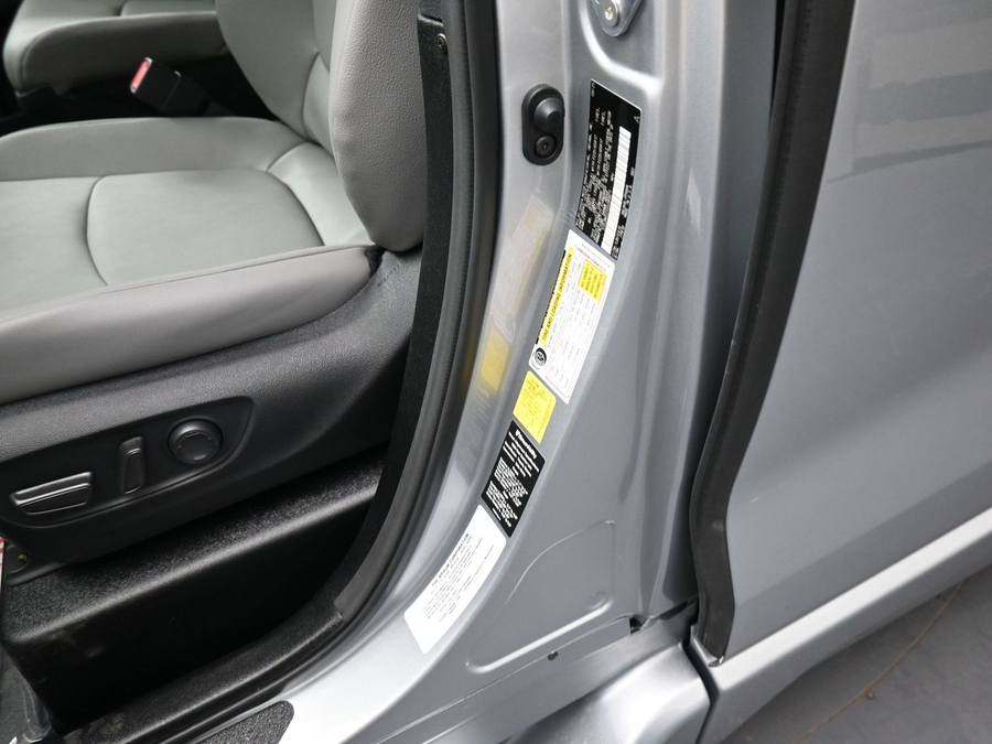 Silver Toyota Sienna image number 16