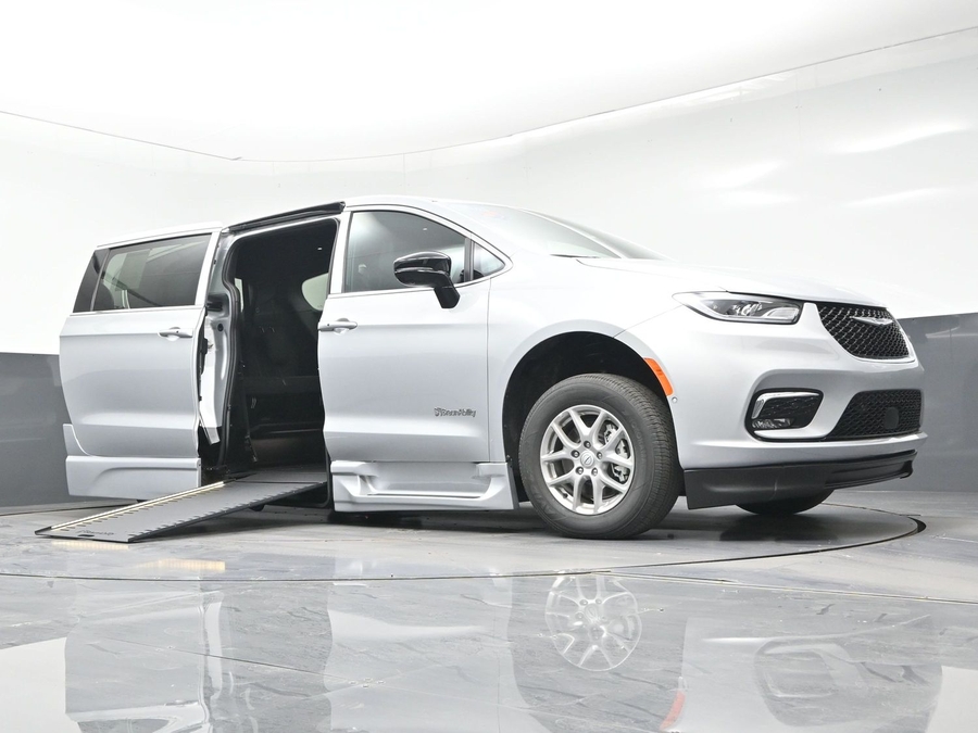 New 2026 Chrysler Pacifica Select Safety - BraunAbility Side Entry In Floor Automatic Ramp