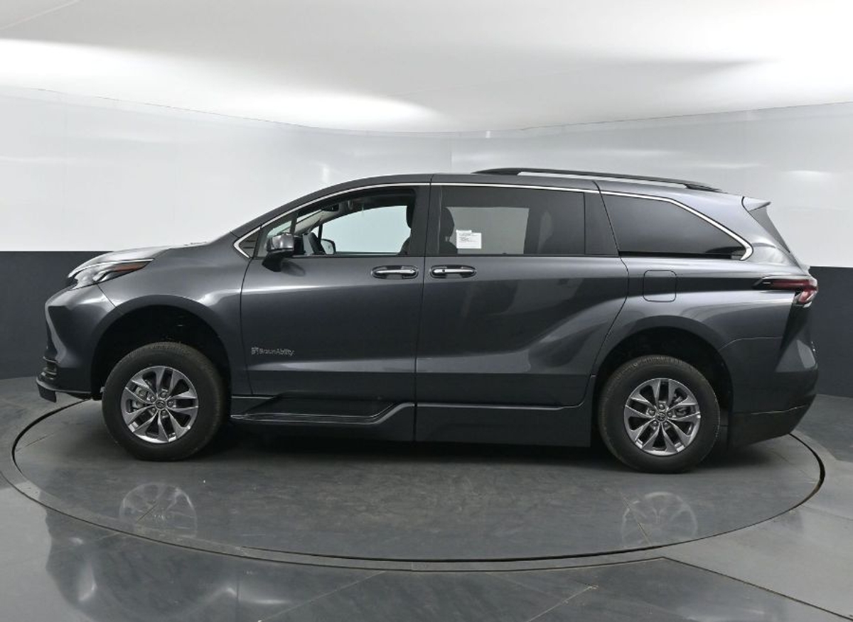 2025 TOYOTA SIENNA - Image 1