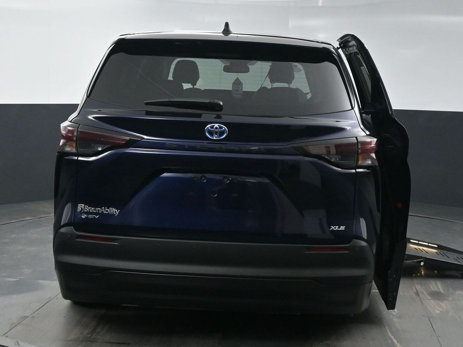 New 2025 Toyota Sienna Hybrid XLE Base - BraunAbility Side Entry Entry Fold Out Automatic Ramp
