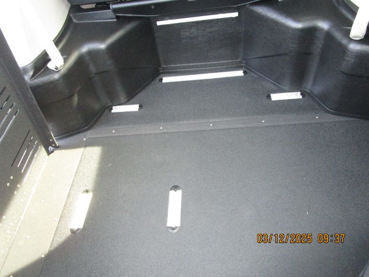 White Chrysler Voyager image number 3