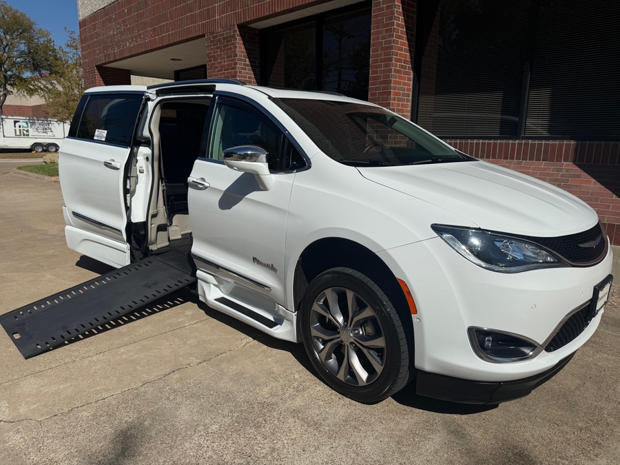 Used 2018 Chrysler Pacifica Limited - BraunAbility Side Entry Entry In Floor Automatic Ramp