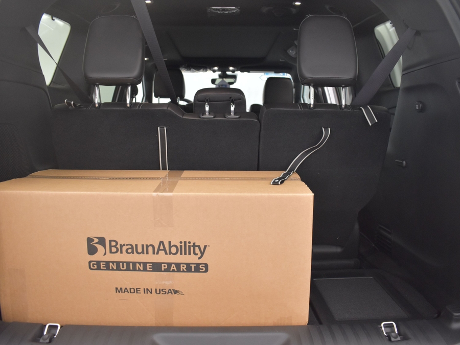 White Chrysler Pacifica image number 14