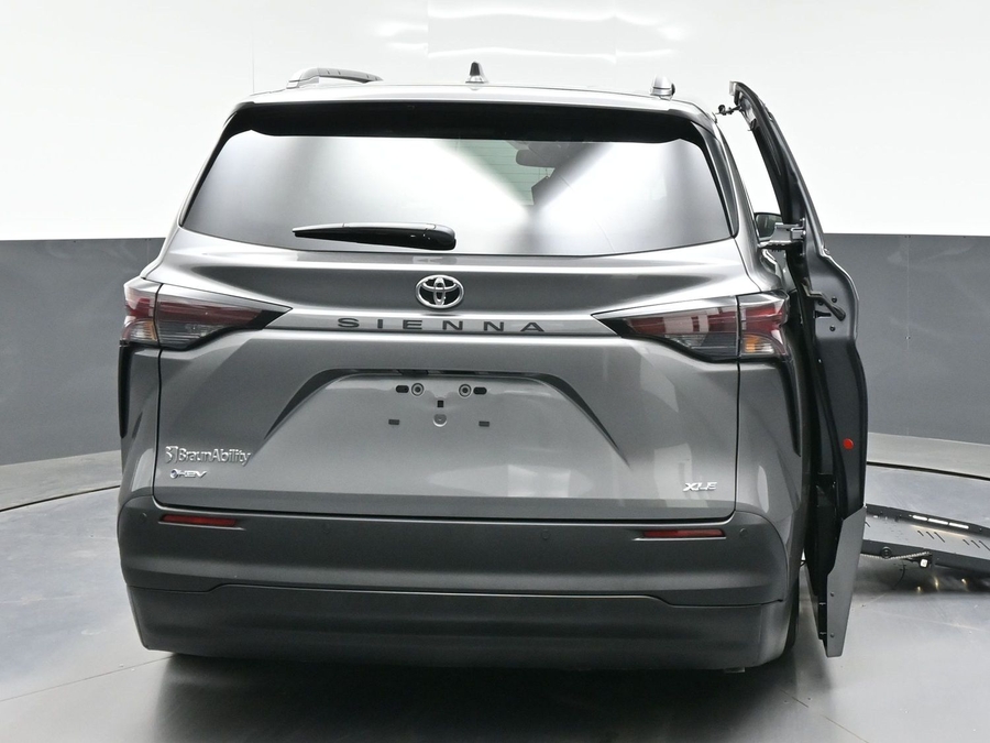 New 2026 Toyota Sienna Hybrid XLE Base - BraunAbility Side Entry Entry Fold Out Automatic Ramp