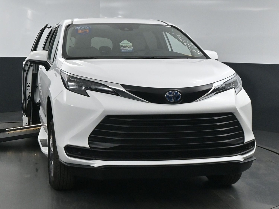 New 2025 Toyota Sienna Hybrid LE - BraunAbility Side Entry Entry Fold Out Automatic Ramp