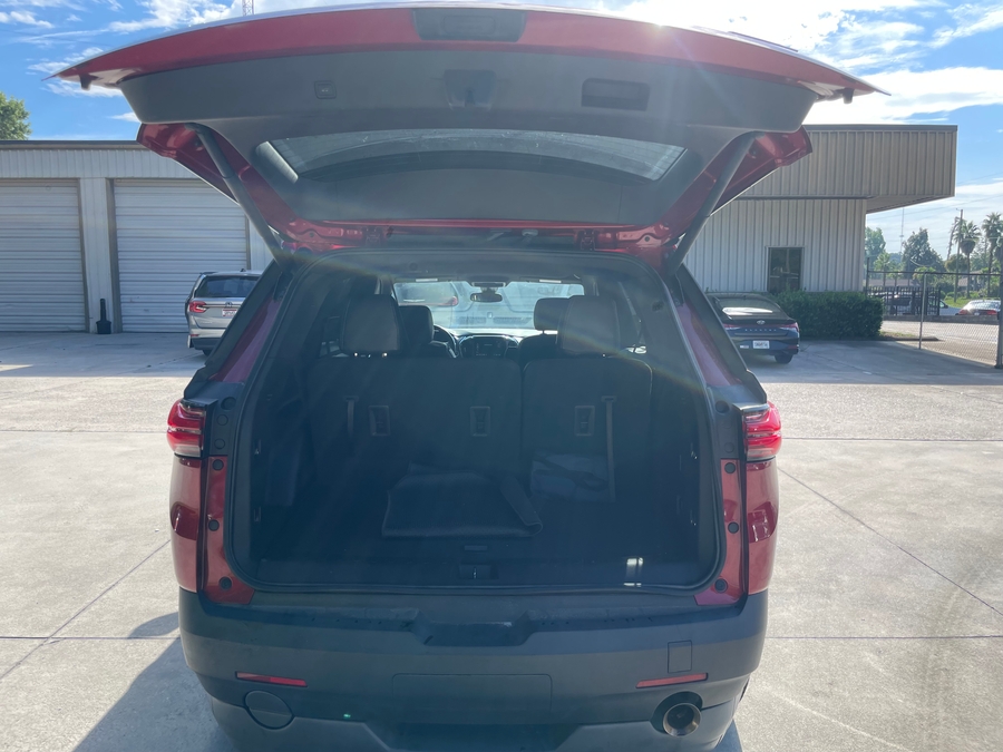 Red Chevrolet Traverse image number 15