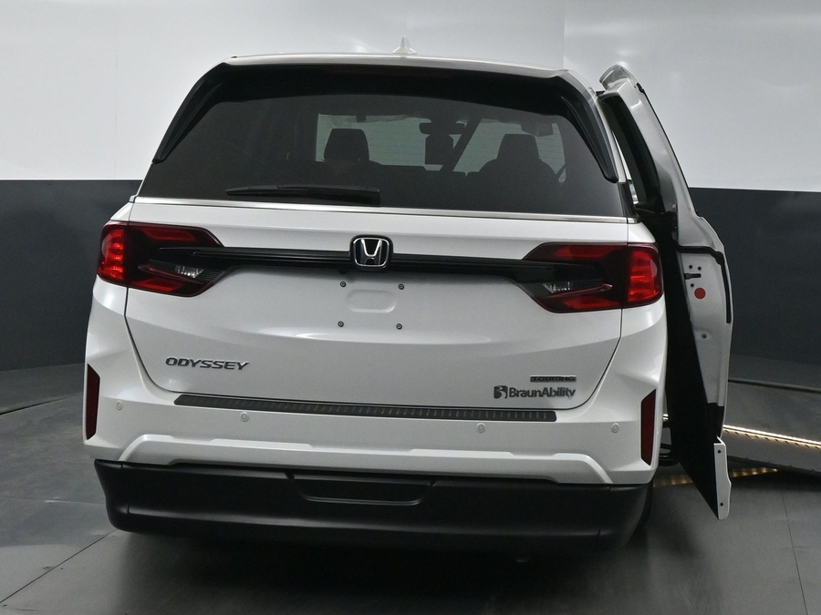 White Honda Odyssey image number 5