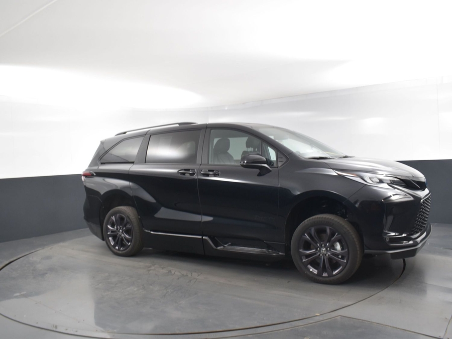 New 2025 Toyota Sienna Hybrid XSE Sport - BraunAbility Side Entry Entry In Floor Automatic Ramp