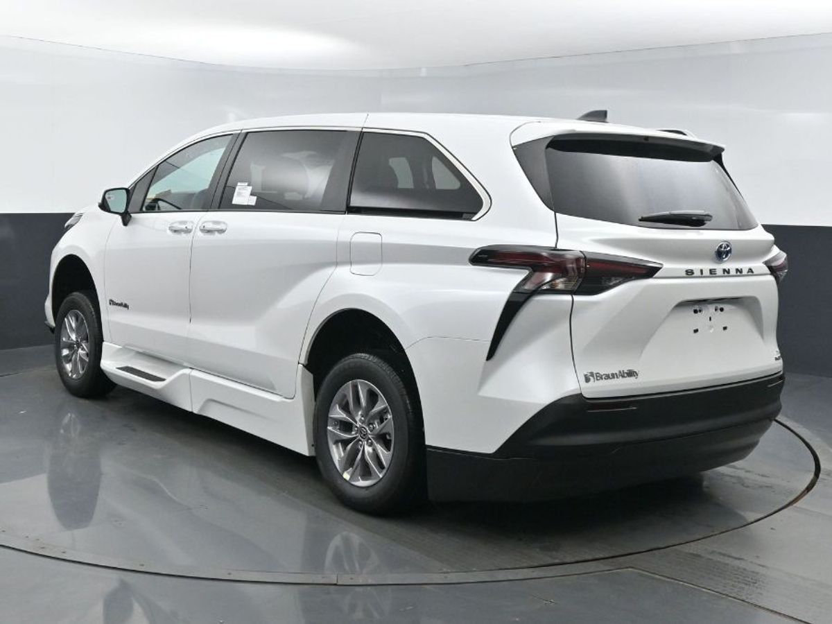 White Toyota Sienna image number 21