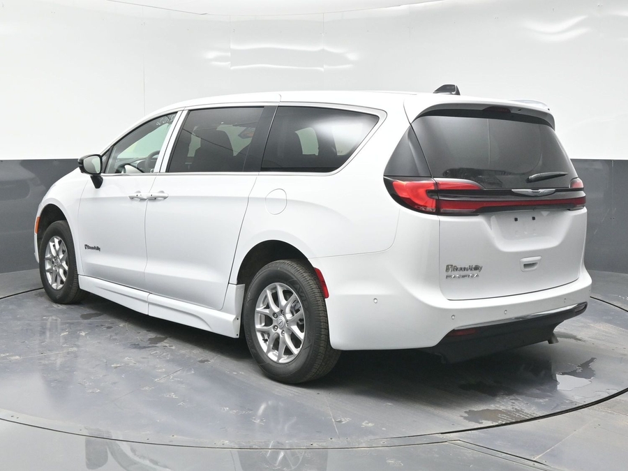 White Chrysler Pacifica image number 4