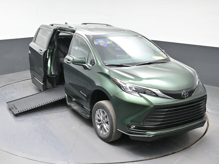 New 2026 Toyota Sienna Hybrid XLE Base - BraunAbility Side Entry Fold Out Automatic Ramp