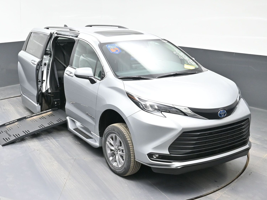 Silver Toyota Sienna image number 22