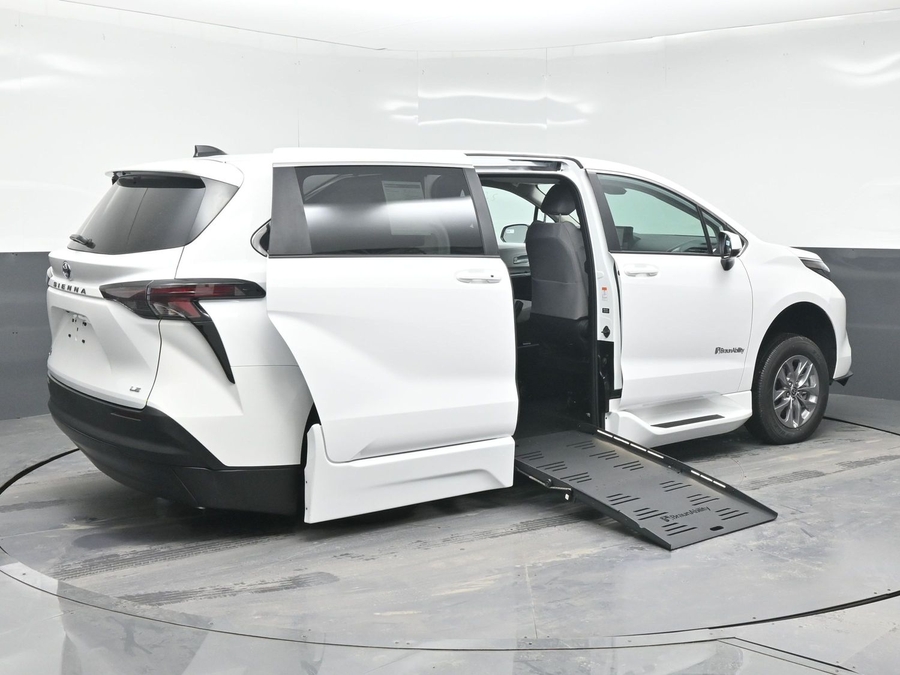 New 2025 Toyota Sienna Hybrid LE - BraunAbility Side Entry Entry Fold Out Automatic Ramp
