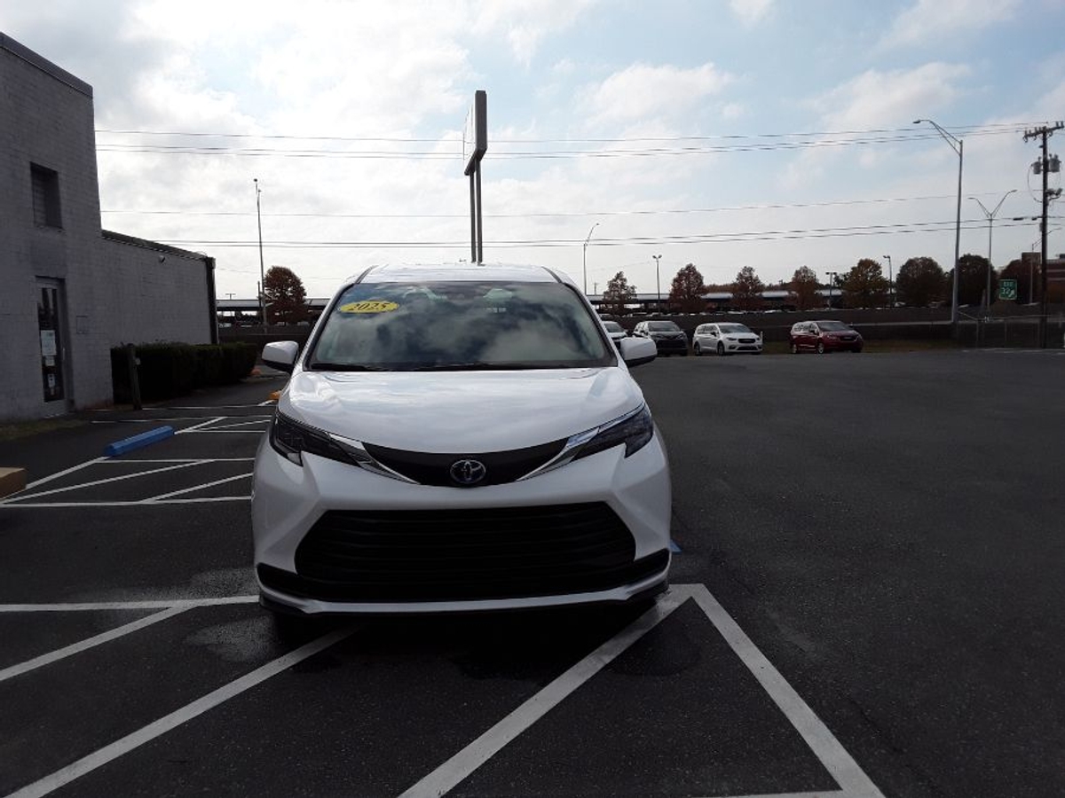 2025 TOYOTA SIENNA - Image 4