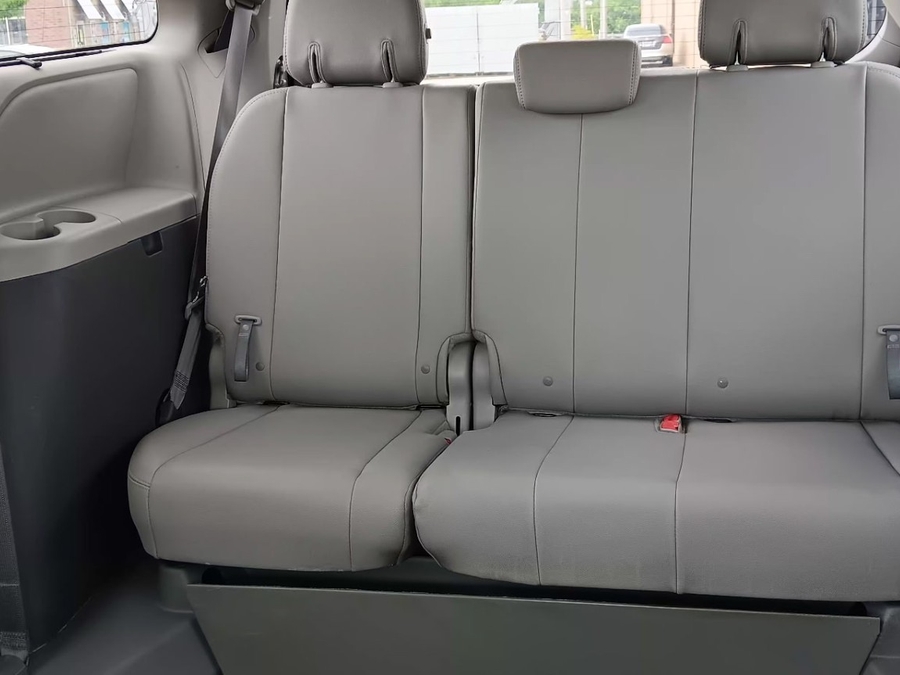 2017 Toyota Sienna XLE - Photo 11