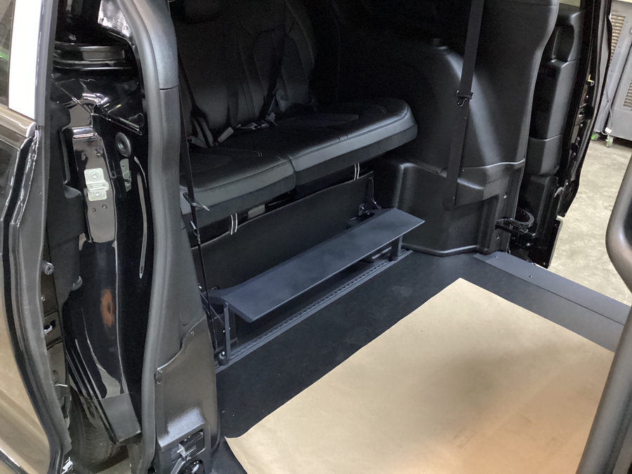 Black Chrysler Pacifica image number 9