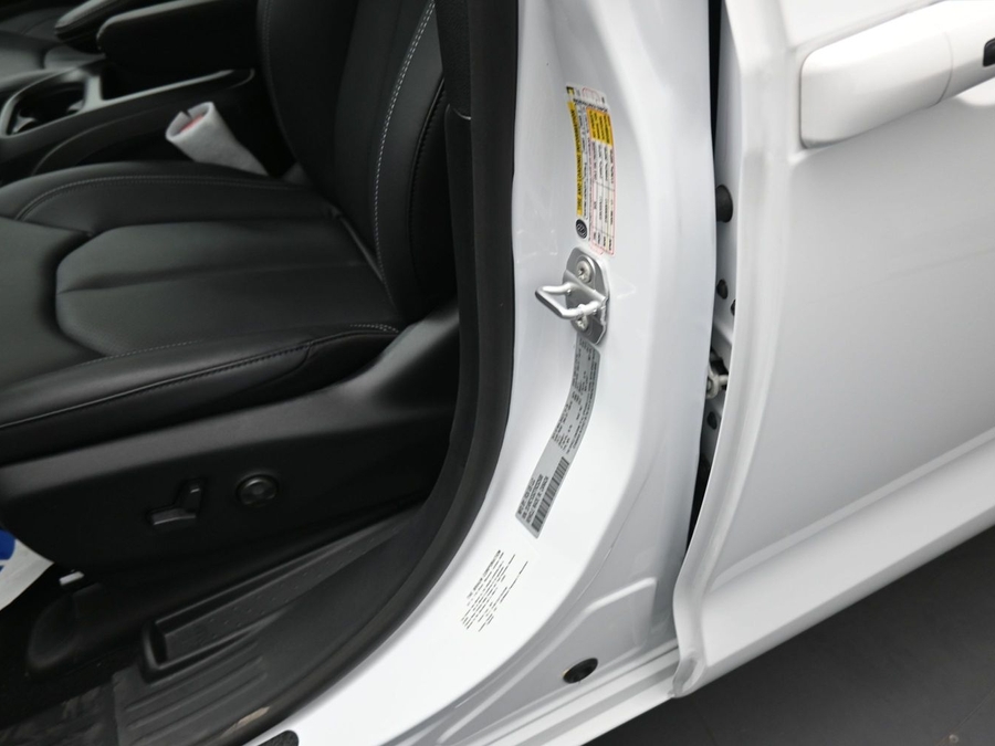 White Chrysler Voyager image number 13