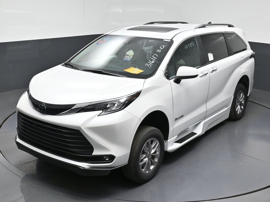 New 2026 Toyota Sienna Hybrid XLE Base - BraunAbility Side Entry Fold Out Automatic Ramp