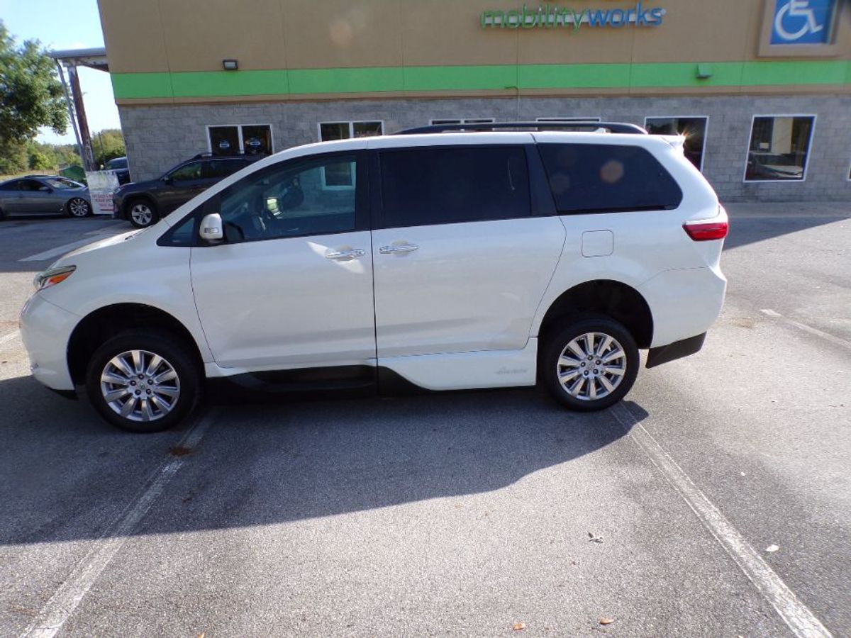 White Toyota Sienna image number 1