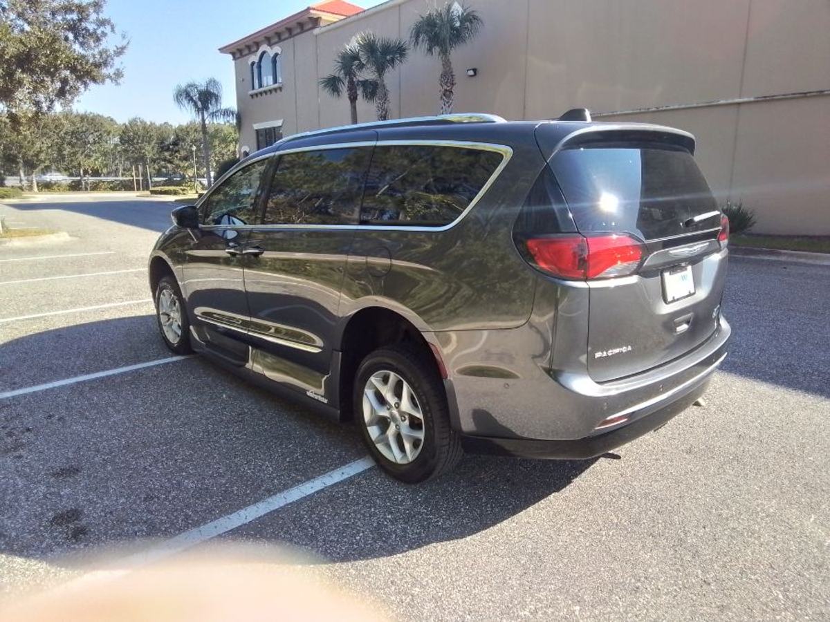 Grey Chrysler Pacifica image number 4