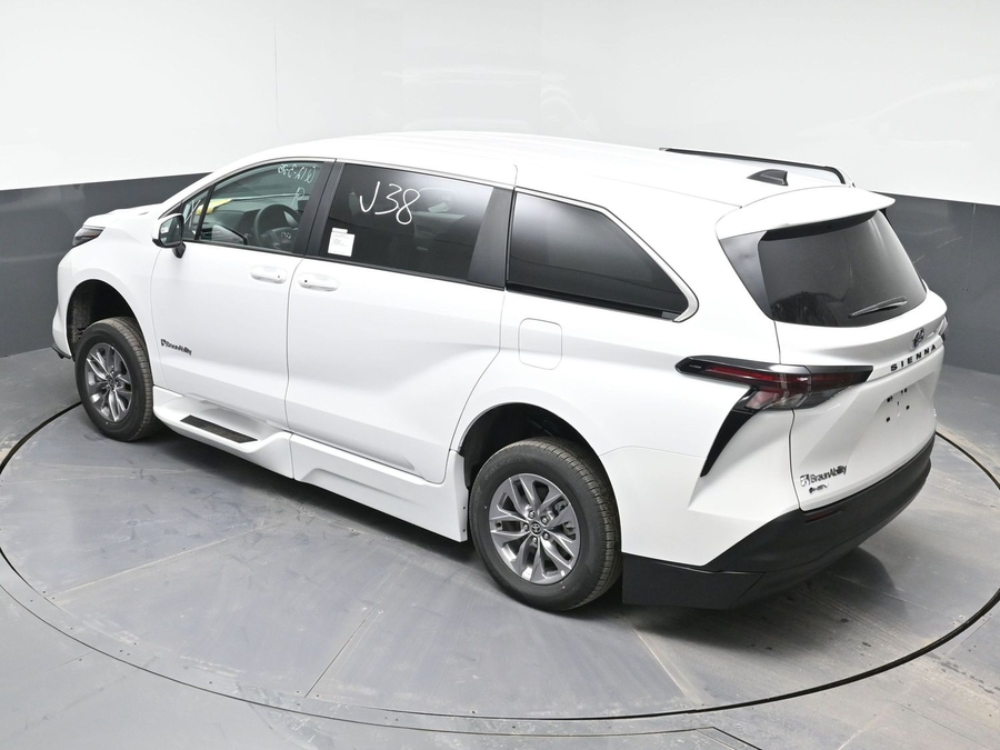 New 2025 Toyota Sienna Hybrid LE - BraunAbility Side Entry Entry Fold Out Automatic Ramp