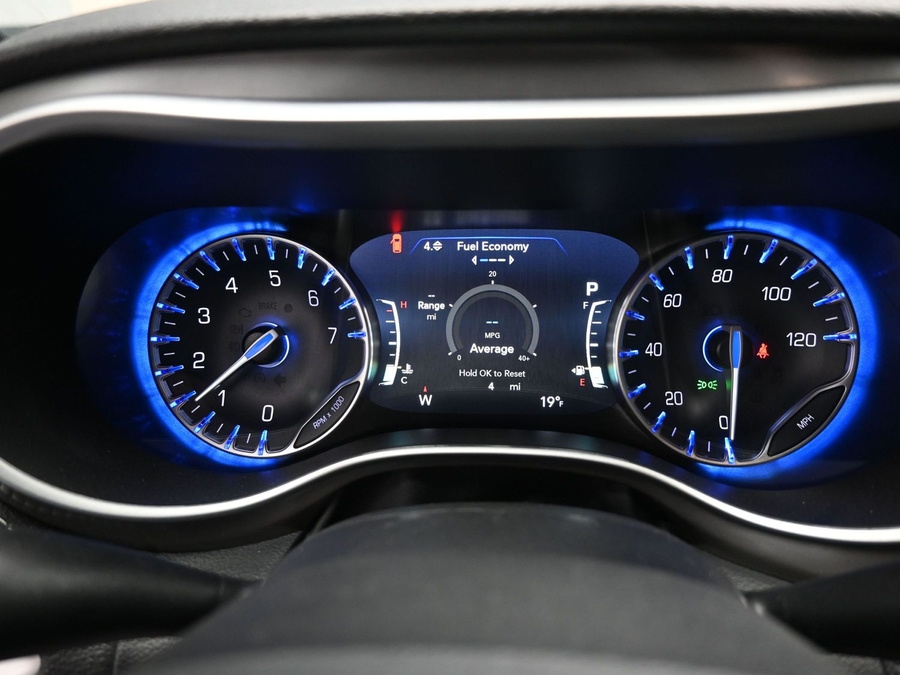 Black Chrysler Pacifica image number 19