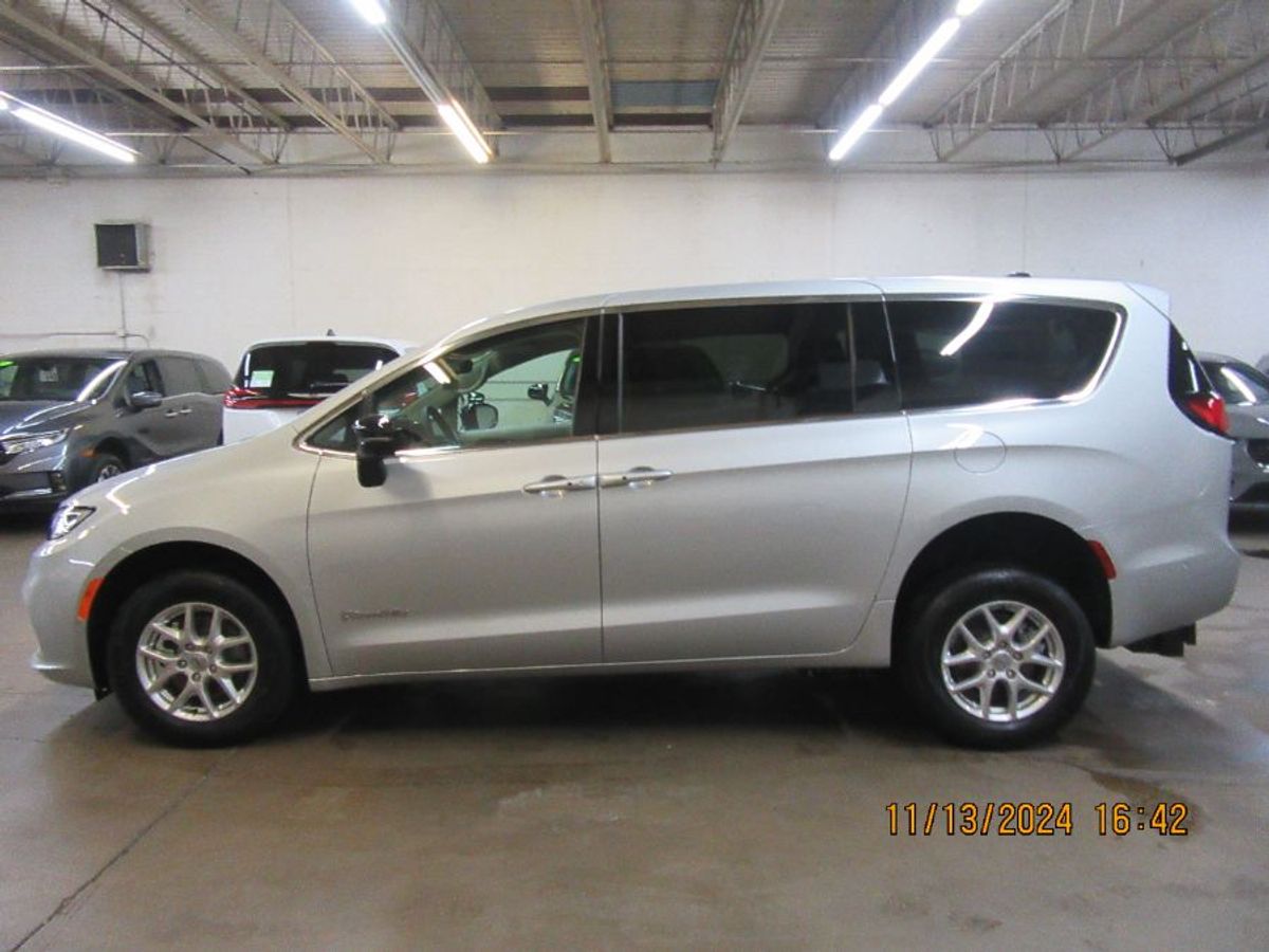 Silver Chrysler Pacifica image number 33