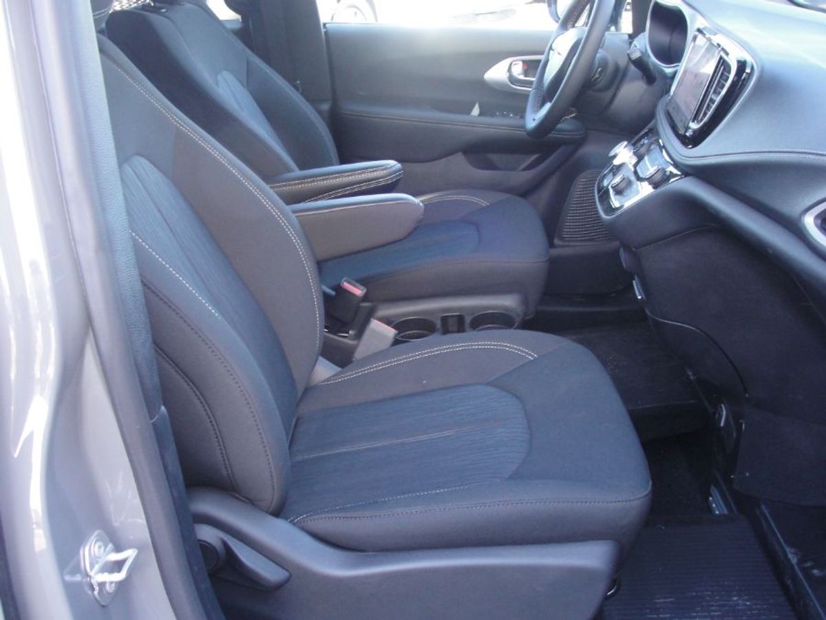 Grey Chrysler Pacifica image number 17