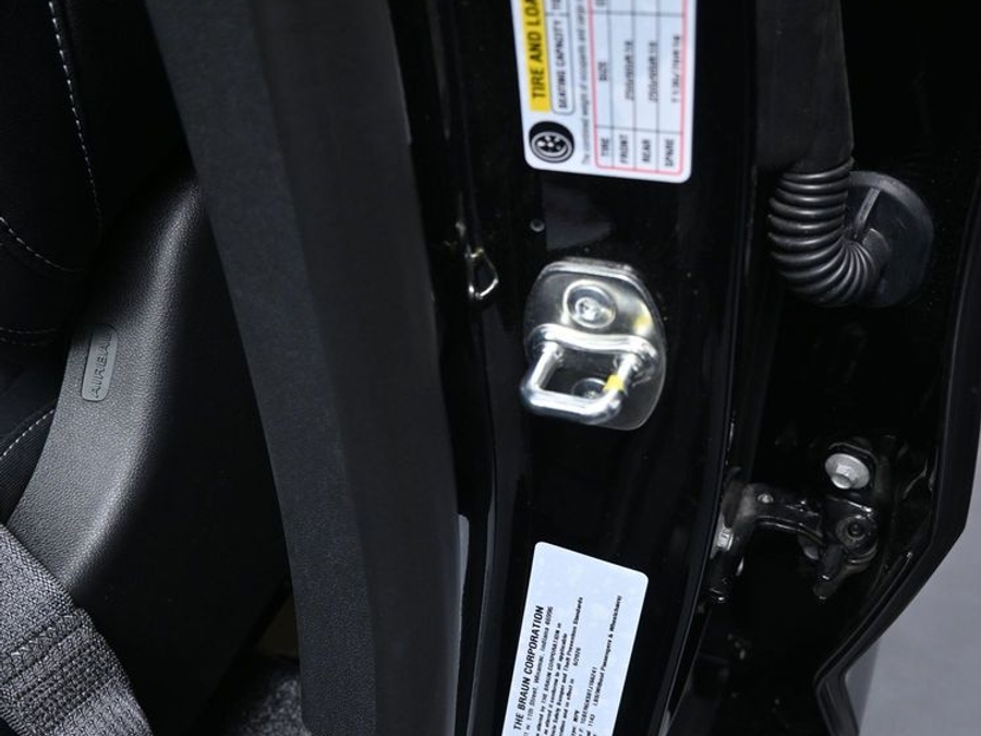 Black Chevrolet Traverse image number 14