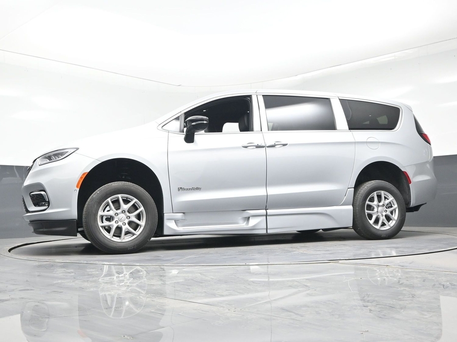 New 2026 Chrysler Pacifica Select Safety - BraunAbility Side Entry Entry Fold Out Automatic Ramp
