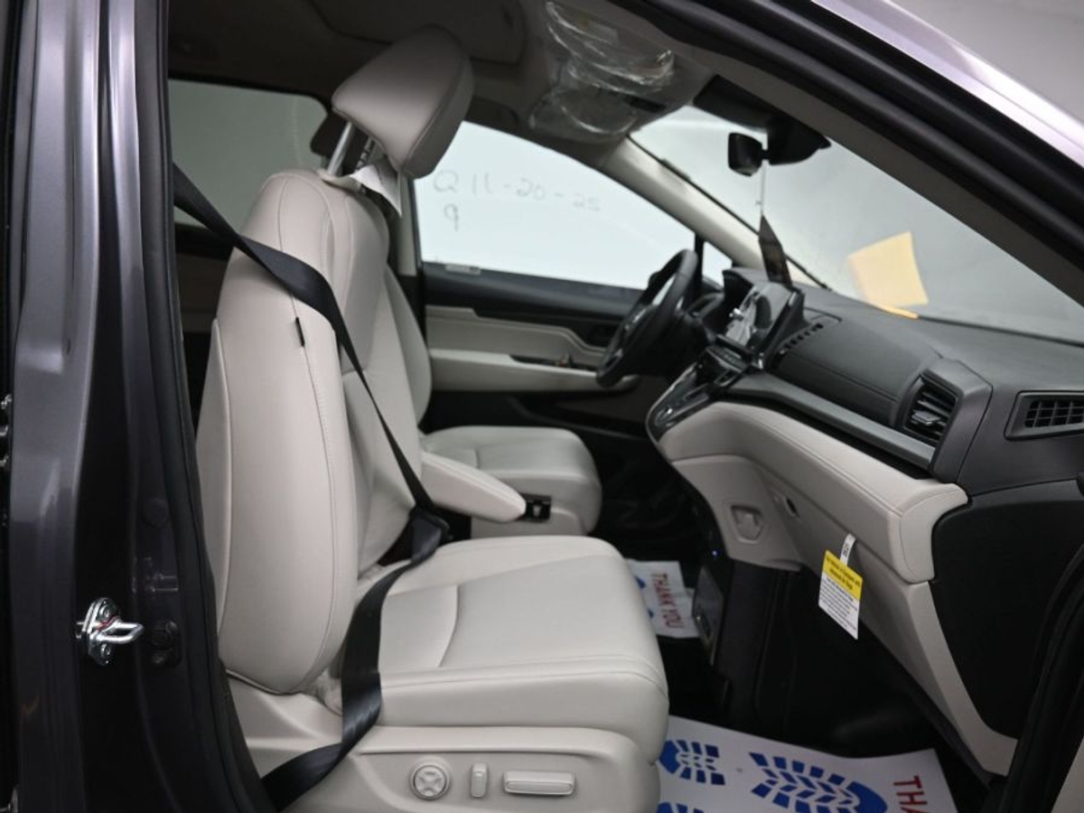 Grey Honda Odyssey image number 8