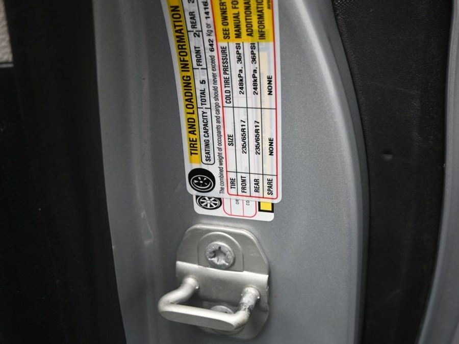 Silver Chrysler Pacifica image number 9
