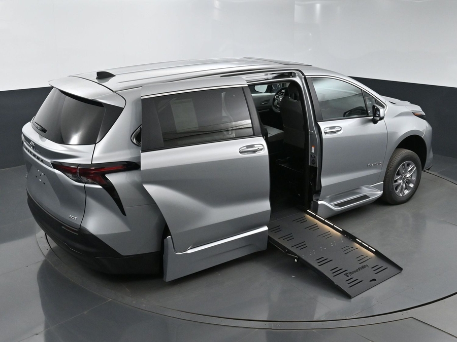 New 2025 Toyota Sienna Hybrid XLE Base - BraunAbility Side Entry Entry Fold Out Automatic Ramp
